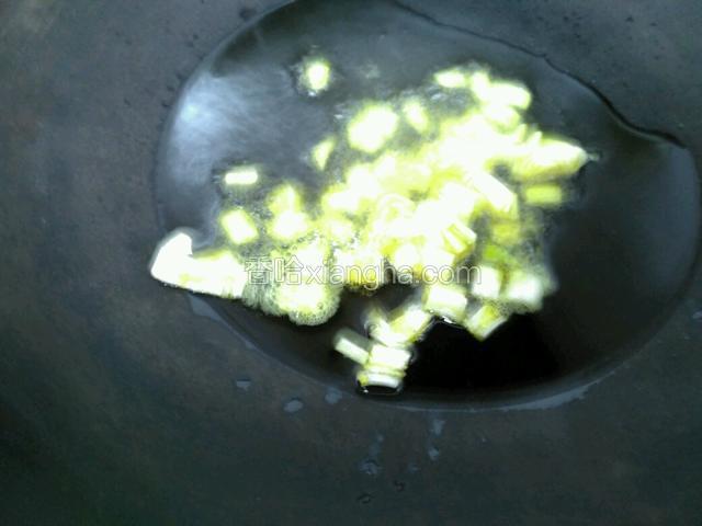 小火炒香葱花。