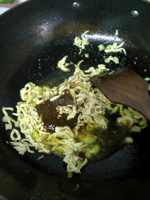 放酱大火快炒，让每根鸡丝沾匀酱汁。炒匀后放糖再炒一分钟入味。