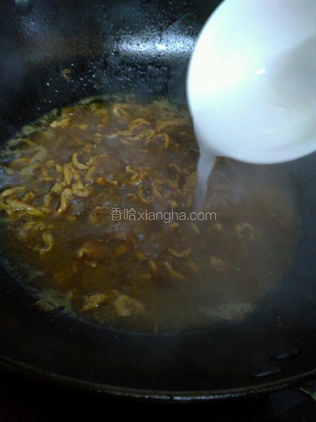 放水淀粉，勾薄欠。关火出锅。