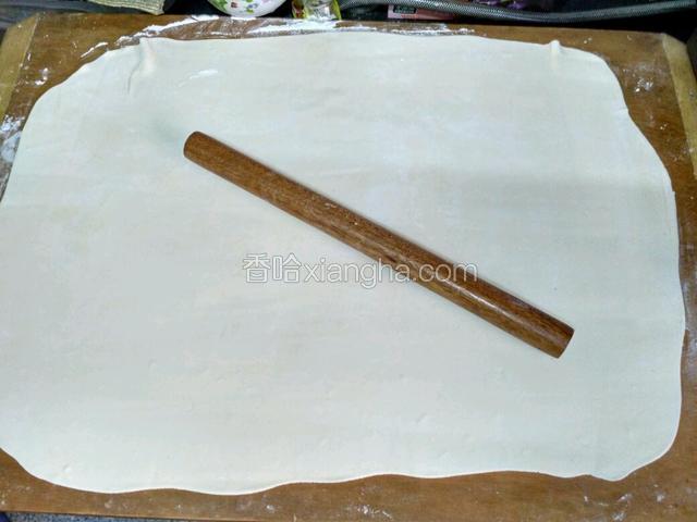 擀成0.5公分薄长方片。