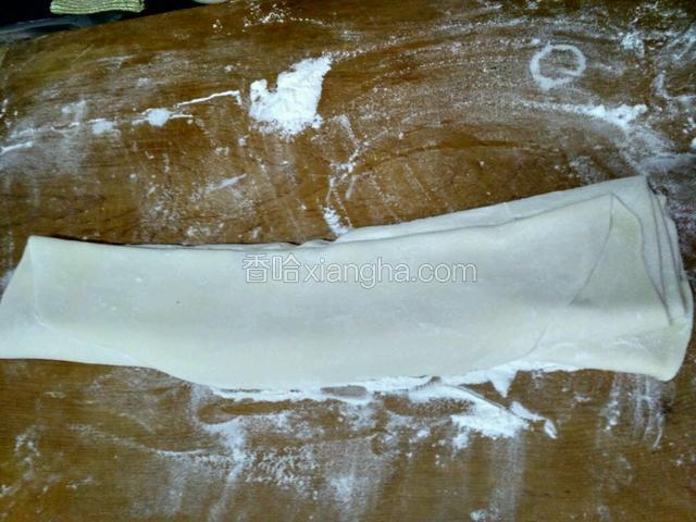 折叠成摞，每层间洒上干面粉，防粘。折成六、七公分宽。