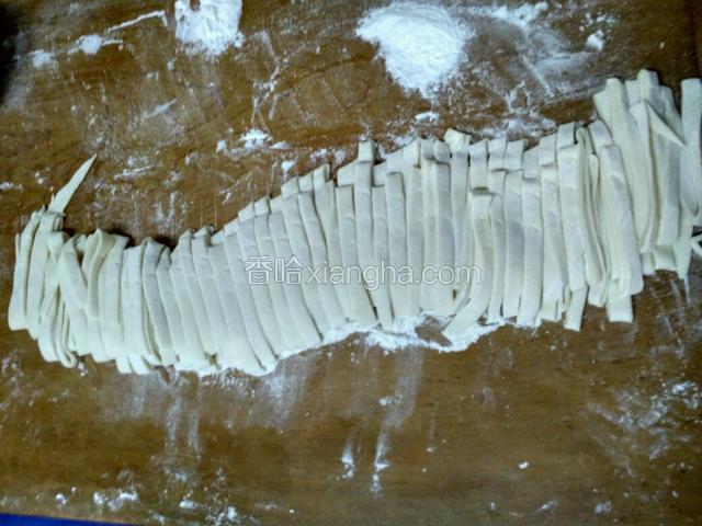 从头开始，依次切成一公分的丝，切完整摞！