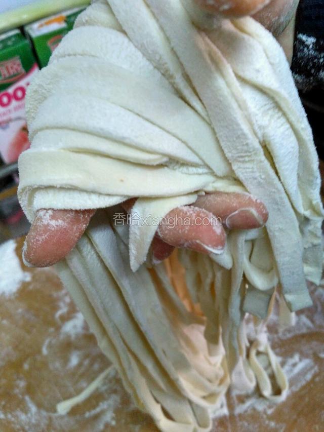 在面中间用手全部拢住拎起，抖落干粉。