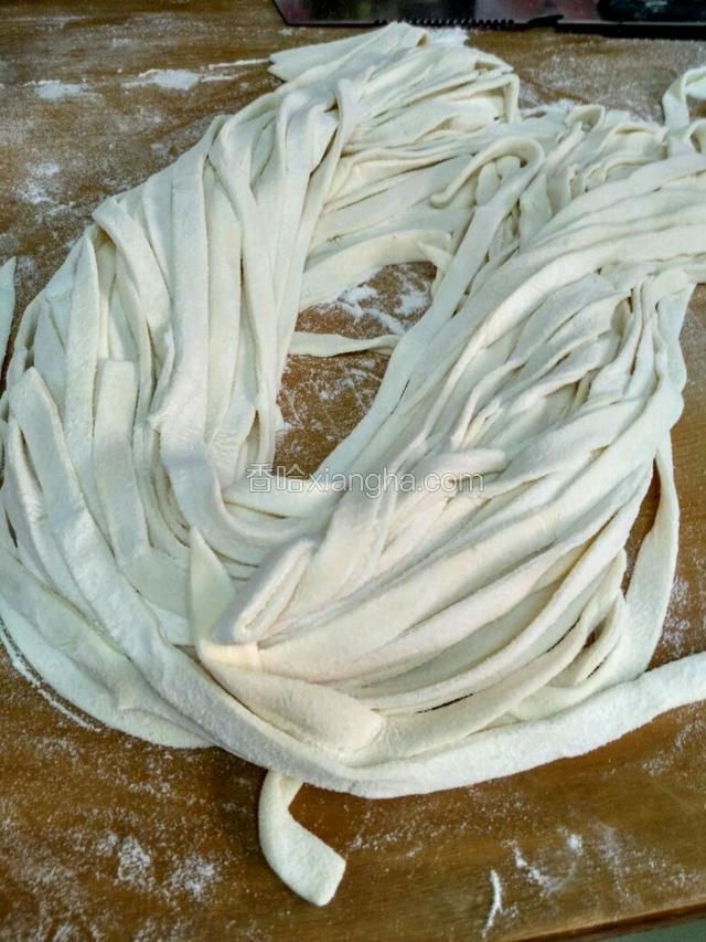 手擀面完成。