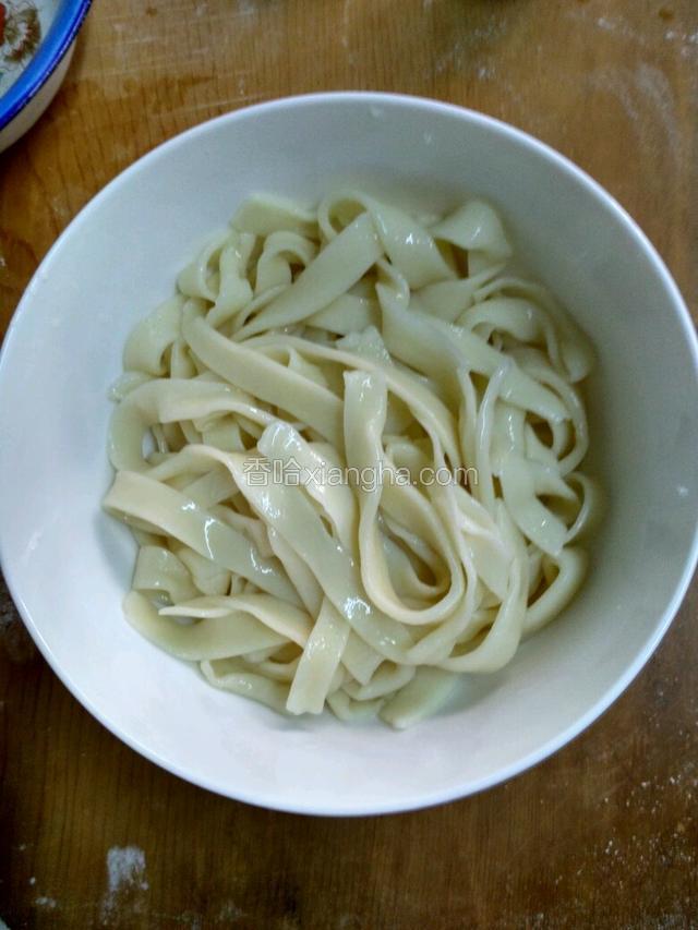 手擀面煮好了！过水后成品图！