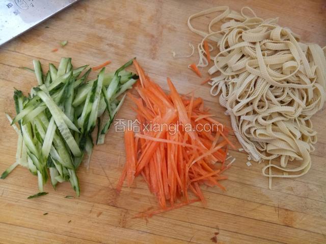 然后食材切丝，香菜切段，