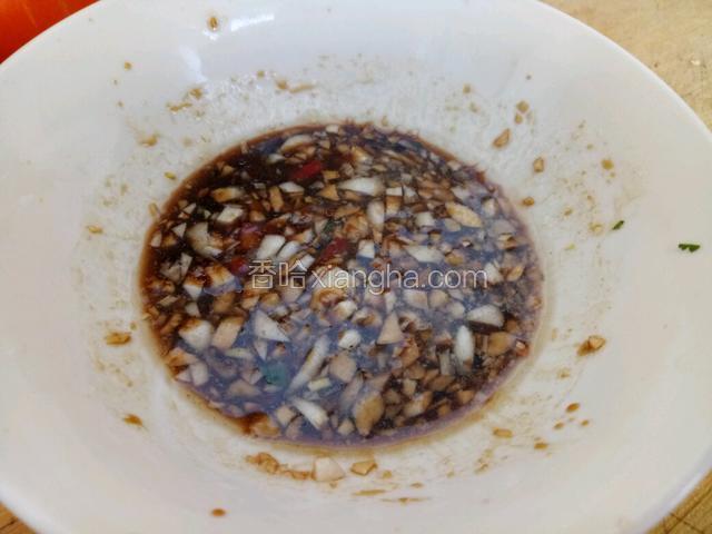 准备一个碗，放切好的蒜末，倒生抽，味极鲜，香油，盐，耗油，醋，搅拌均匀