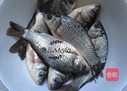 酥鲫鱼的做法图解1