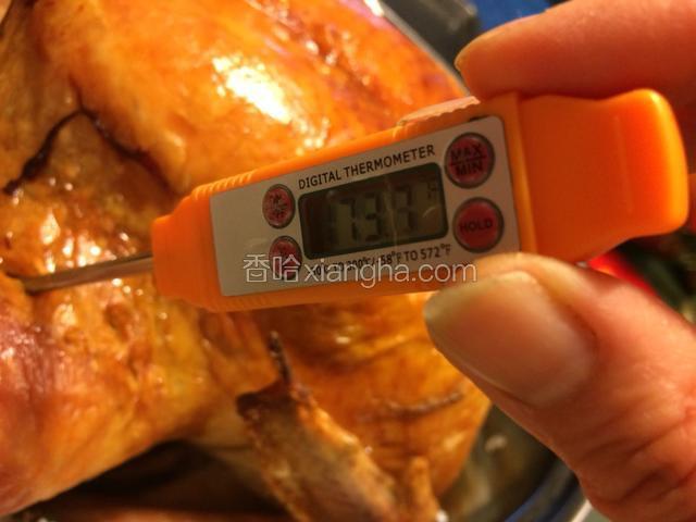 60分钟后，用温度计测试火鸡腿的温度175华氏度，鸡胸温度为160华氏度，烤全火鸡就可以出炉啦；