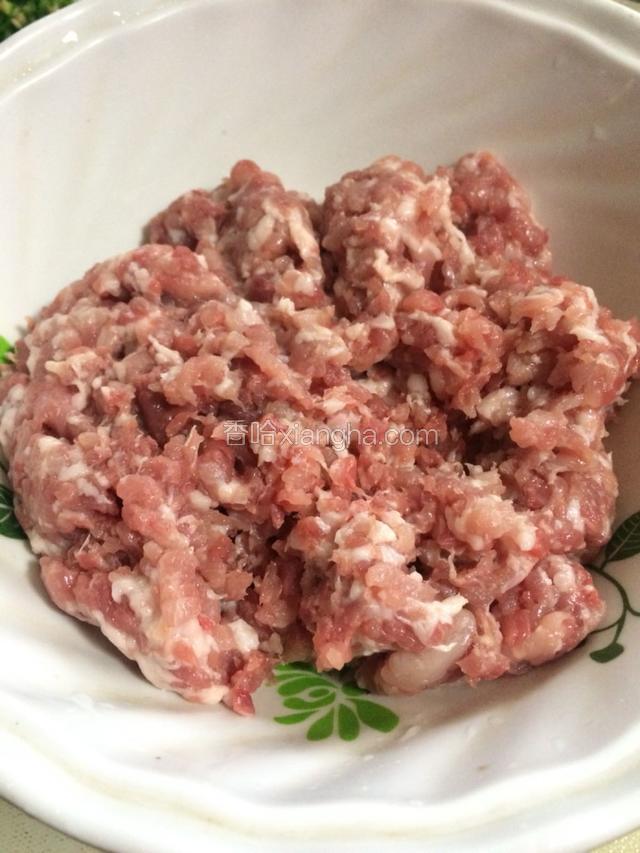 有肥有瘦肉剁碎，备用