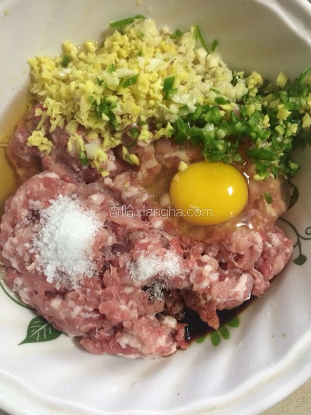 肉里放入鸡蛋，盐，味精，生抽，料酒，切碎的姜蒜和辣椒