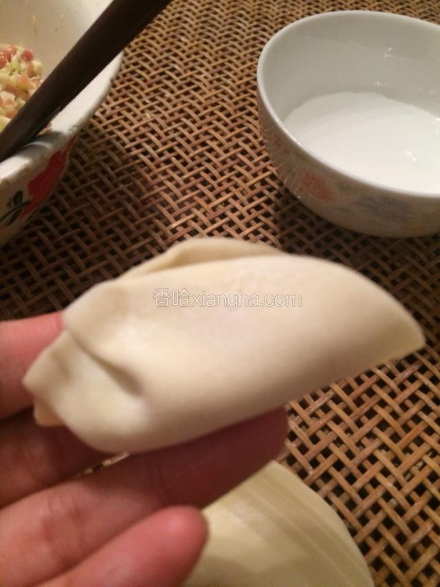 左手不动，右手做褶子，做一个褶子，左手按一下