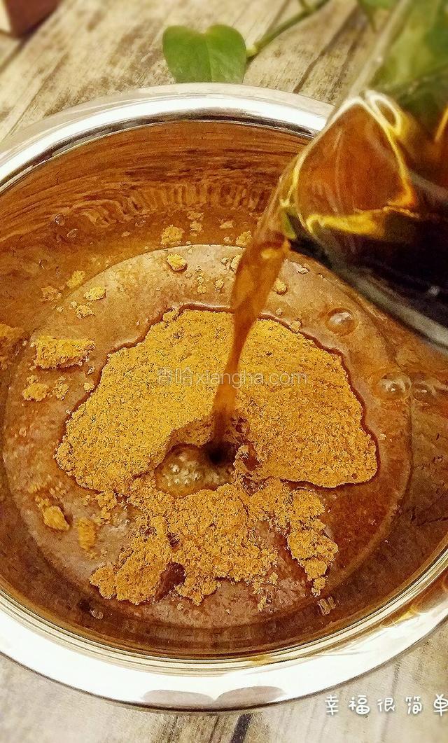 将阿胶粉倒入耐热容器中，轻轻地倒入料酒。