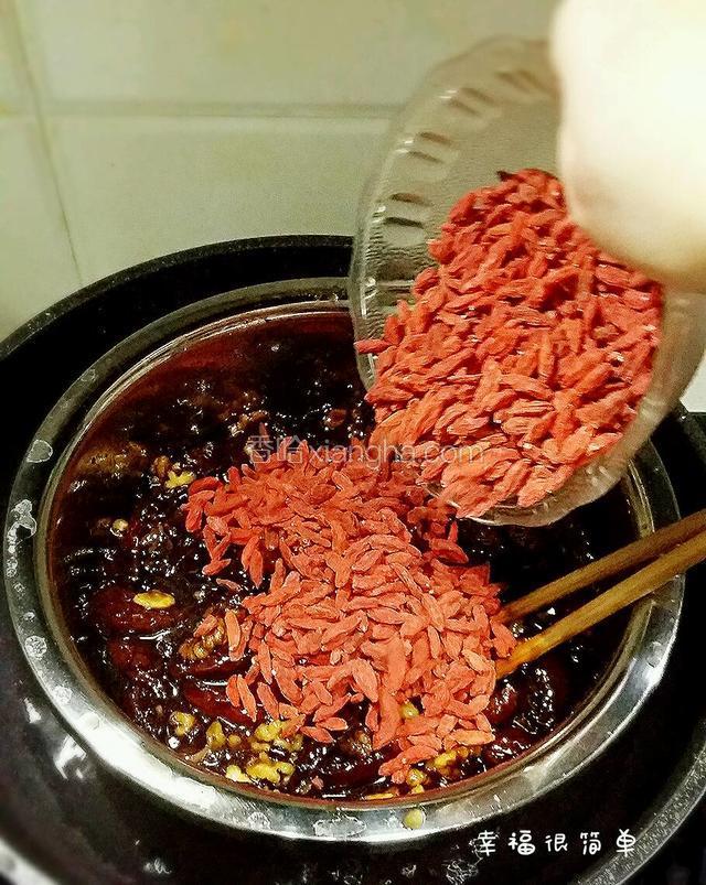 然后再倒入枸杞。