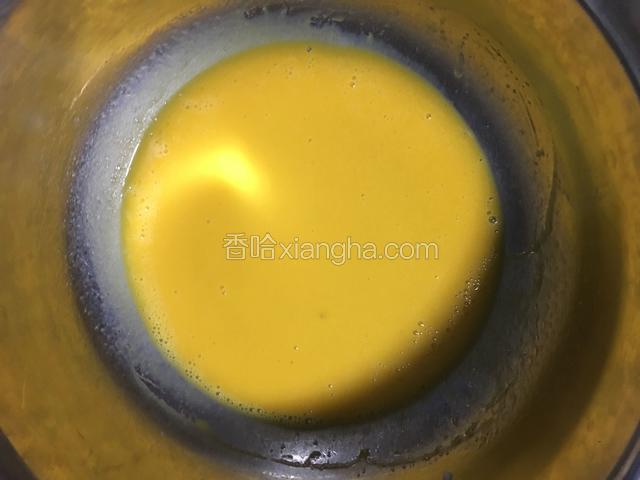 然后把清水和玉米油还有细砂糖倒入蛋黄中搅拌均匀