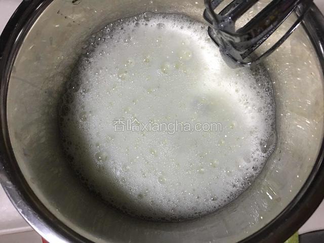 接下打发蛋白，在蛋白中加入三滴白醋打发至粗泡