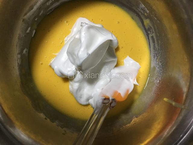 然后把蛋白霜分三次加入到蛋黄中搅拌均匀