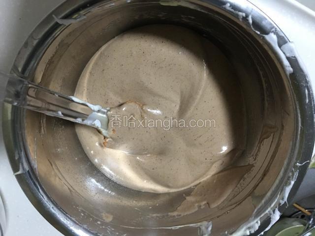 一份加入提前做好的可可糊倒入蛋糕糊搅拌均匀至无干粉颗粒即可