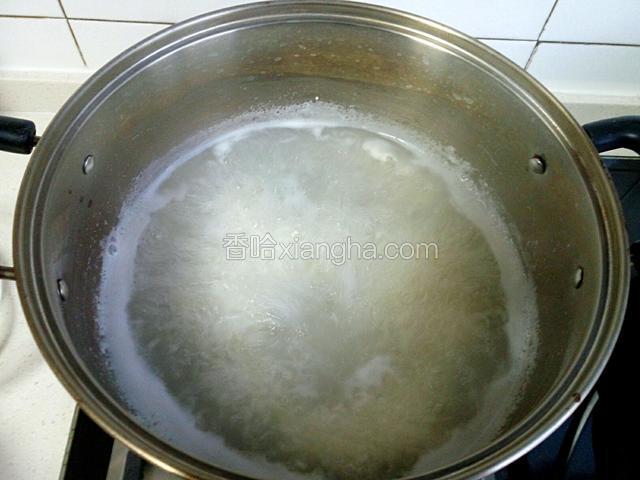 锅中加清水，水开后加大米。再次煮沸后，转小火继续熬煮，期间不停搅动，加几滴色拉油小火熬煮。水和米的比例大概是这样：80克米，我家的饭碗大概是半碗，我加了5碗水。大家可以根据食材多少自己调整。