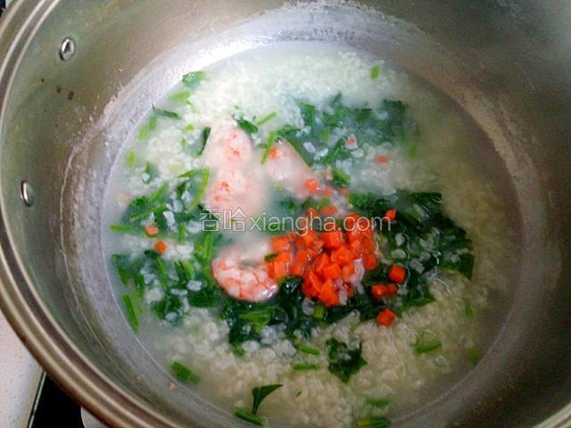 关火焖10分钟，再开火继续煮。煮至米粒开花，见粘稠，加入姜丝、虾仁、菠菜碎，加一点盐、鸡精、胡椒粉、香油调味，出锅前加一点胡萝卜丁，搅拌均匀即可。