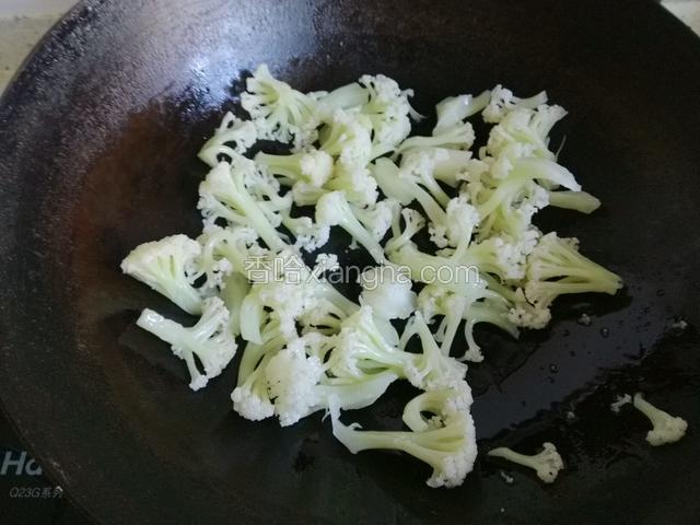 热油下锅煸炒菜花放少许盐；