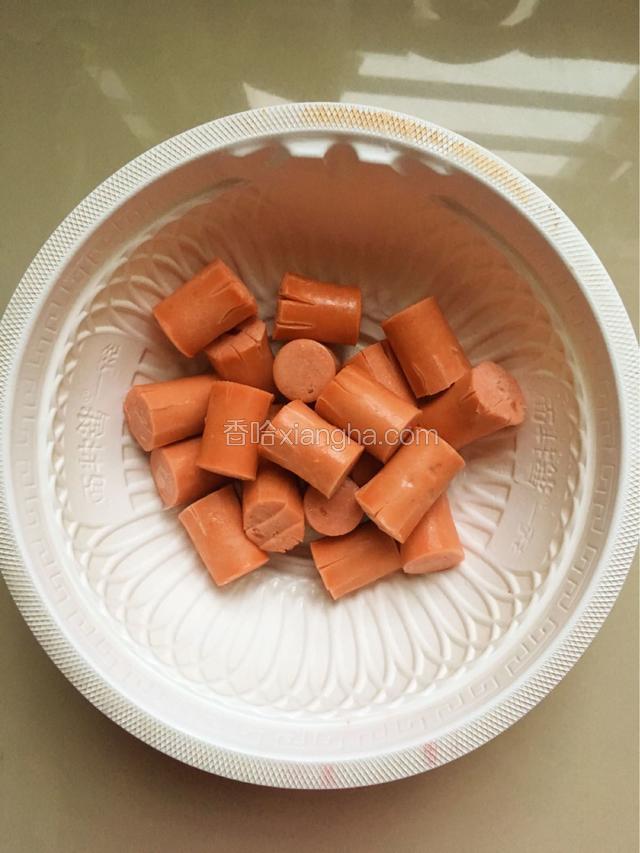 烤肠机里的烤肠就可以了，一切3个，因为懒不想去采购，我就用吃火锅剩下的小烤肠。