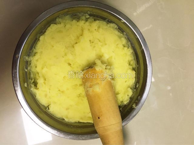 把土豆盛进碗里，用木棒捣碎或者用料理机打碎。