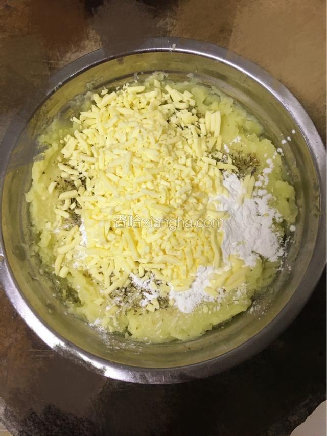 马里拉奶酪撒进去，用手抓匀。