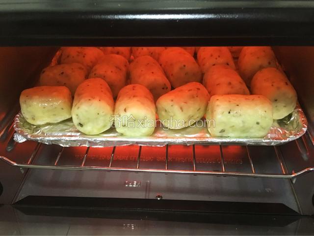 冷冻好取出，烤箱预热200度放进烤盘。