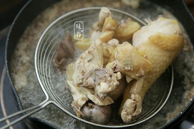 将鸡块洗净飞水（放入凉水中，大火煮开沸滚1~2分钟，然后捞出来冲洗干净）；