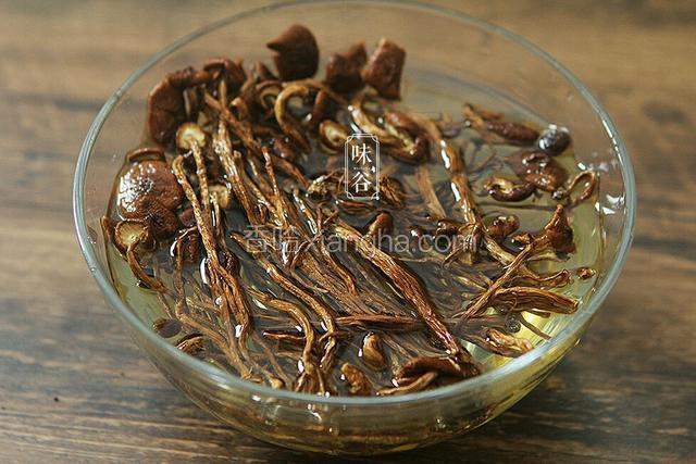 茶树菇买回来用水泡30分钟这样（它们的味道很重，所以煮汤前一定要多洗几次，适当的泡去一些味道），然后洗净去掉根切小段。
