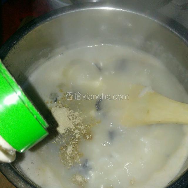 待米粒煮开花，粥汁变浓稠后，加入少许胡椒粉和适量盐调味，关火。