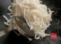 芹菜葱花瘦肉炒河粉的做法图解1