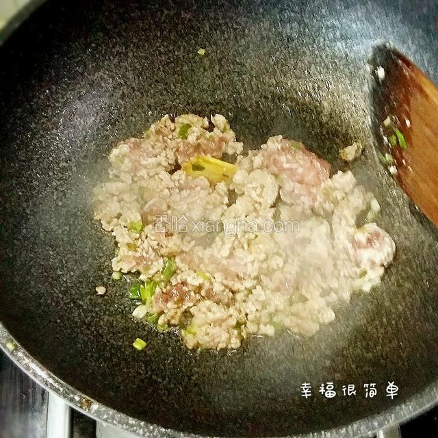 洗净锅，锅中倒入清油加葱花，生姜，倒入肉沫煸炒。再倒入适量料酒，煸炒过程中加入适量的盐，糖。
