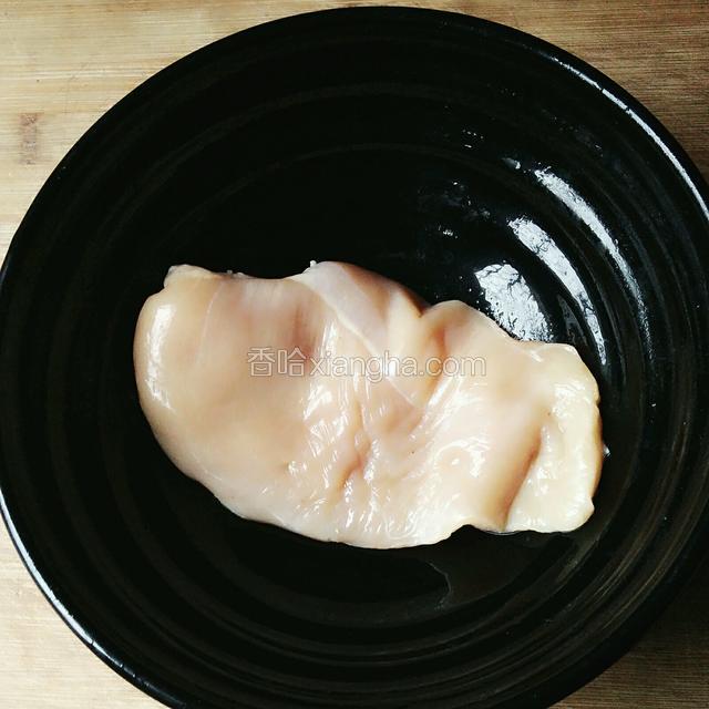 鸡胸肉化冻洗干净，用厨房纸巾擦干水份。