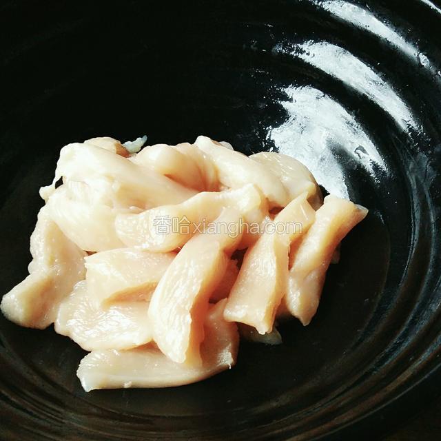 顺着鸡肉纹理切成合适的条状。