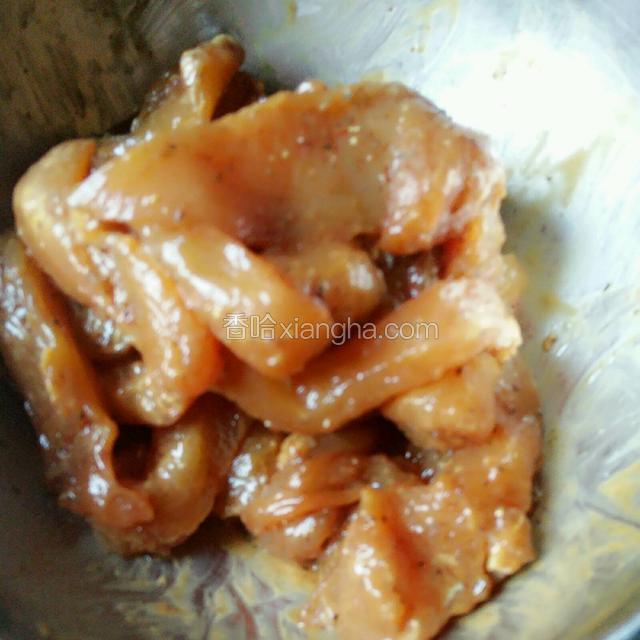 加入适量的白糖，盐，老抽，生抽，料酒，白胡椒，淀粉，用手抓匀腌一小时。