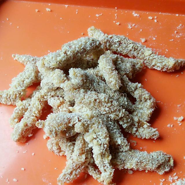 最后放在面包糠里，裹满面包糠。