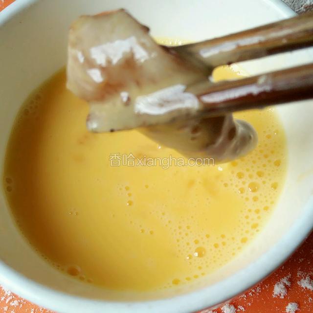 再将裹好淀粉的鸡肉，在蛋液里滚一下。