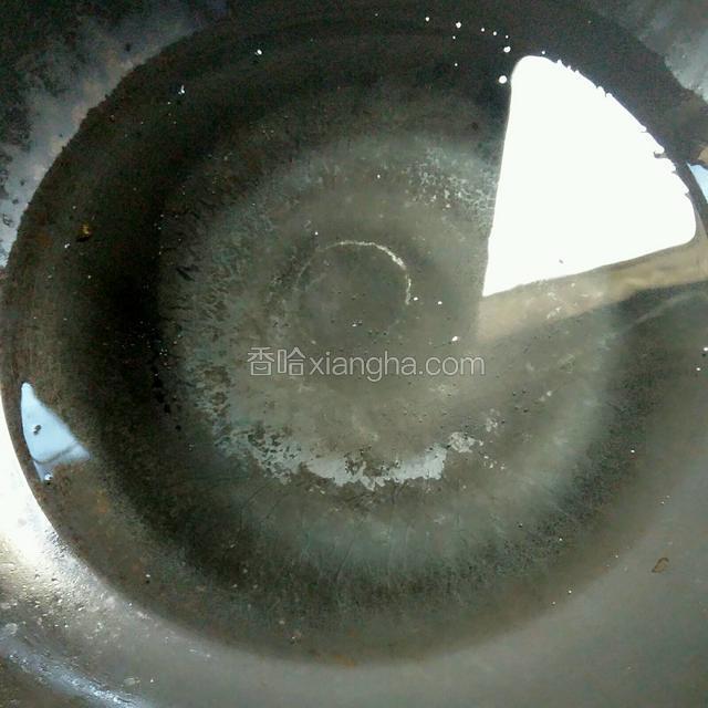 锅中多放一些植物油，烧至六七成热。
