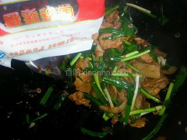 起锅前加入味精，少许香醋增香即可。