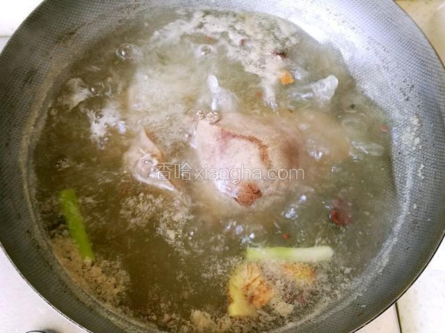 大火煮十分钟左右，把猪肝翻面。