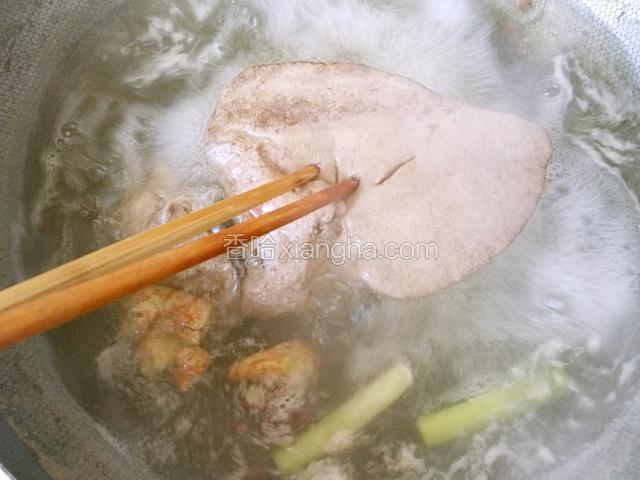 筷子插入猪肝，没有血水流出就是熟了