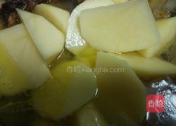 小鸡炖蘑菇土豆的做法图解2