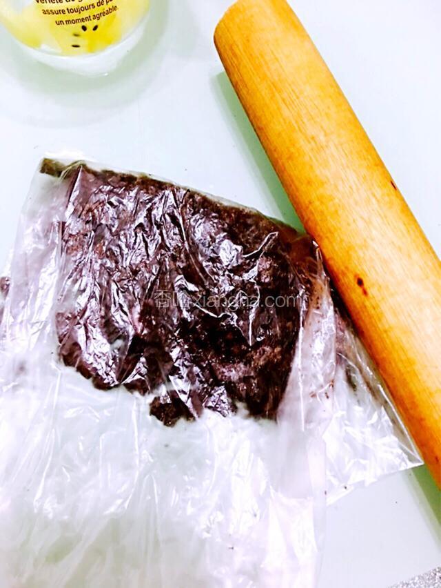 把刮干净奶油的奥利奥装入保鲜袋，用擀面杖碾碎，我喜欢吃的时候带点脆脆的口感，所以留了小部份没碾太碎。