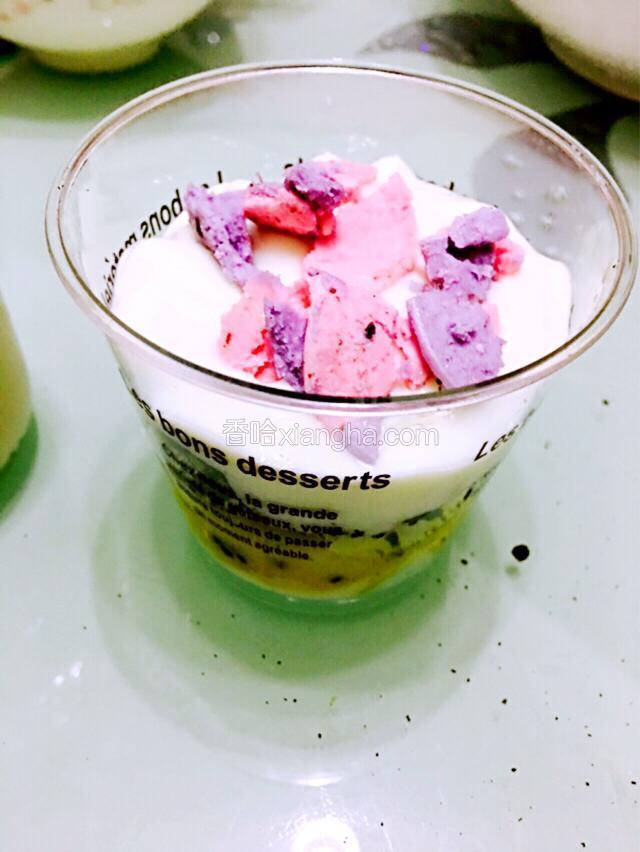 再倒入三分之一酸奶，接着放入奶油