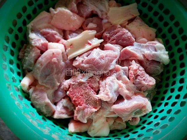 蹄髈处理成块（大小根据自身喜好决定），反复冲洗，洗净血水，沥干水分备用；