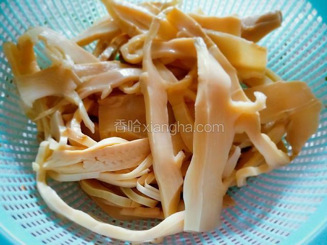 泡发的笋干洗净切小块；（可以买泡发好的比较省事，如自己泡发需提前5-7天将笋干泡入水中，需每日换水。）