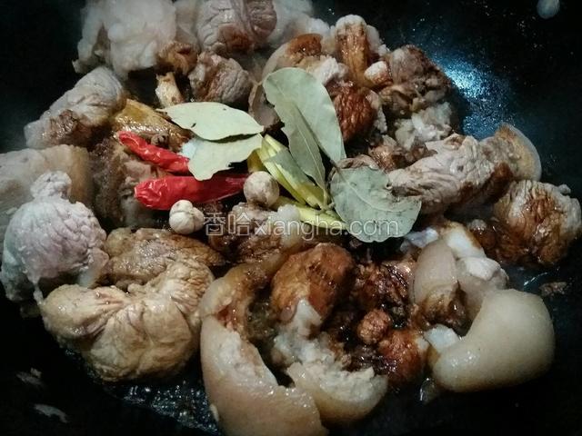 快速倒入老抽、生抽、干辣椒、香味、八角、桂皮、草果翻炒2分钟增香上色，再加入冰糖；