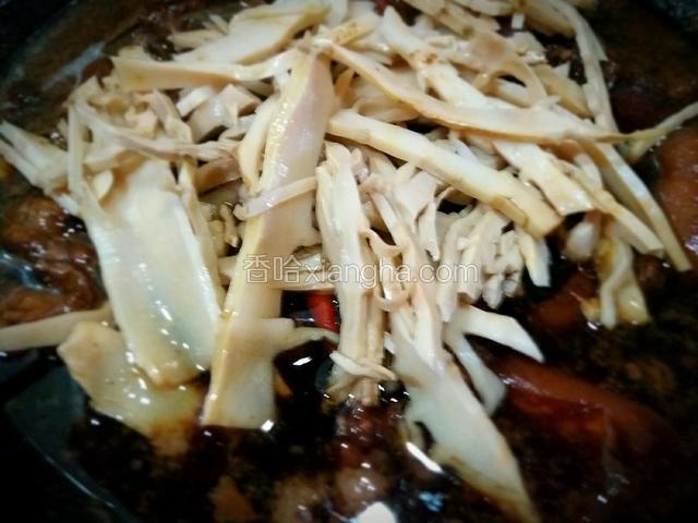 倒入笋干慢炖60-90分钟；